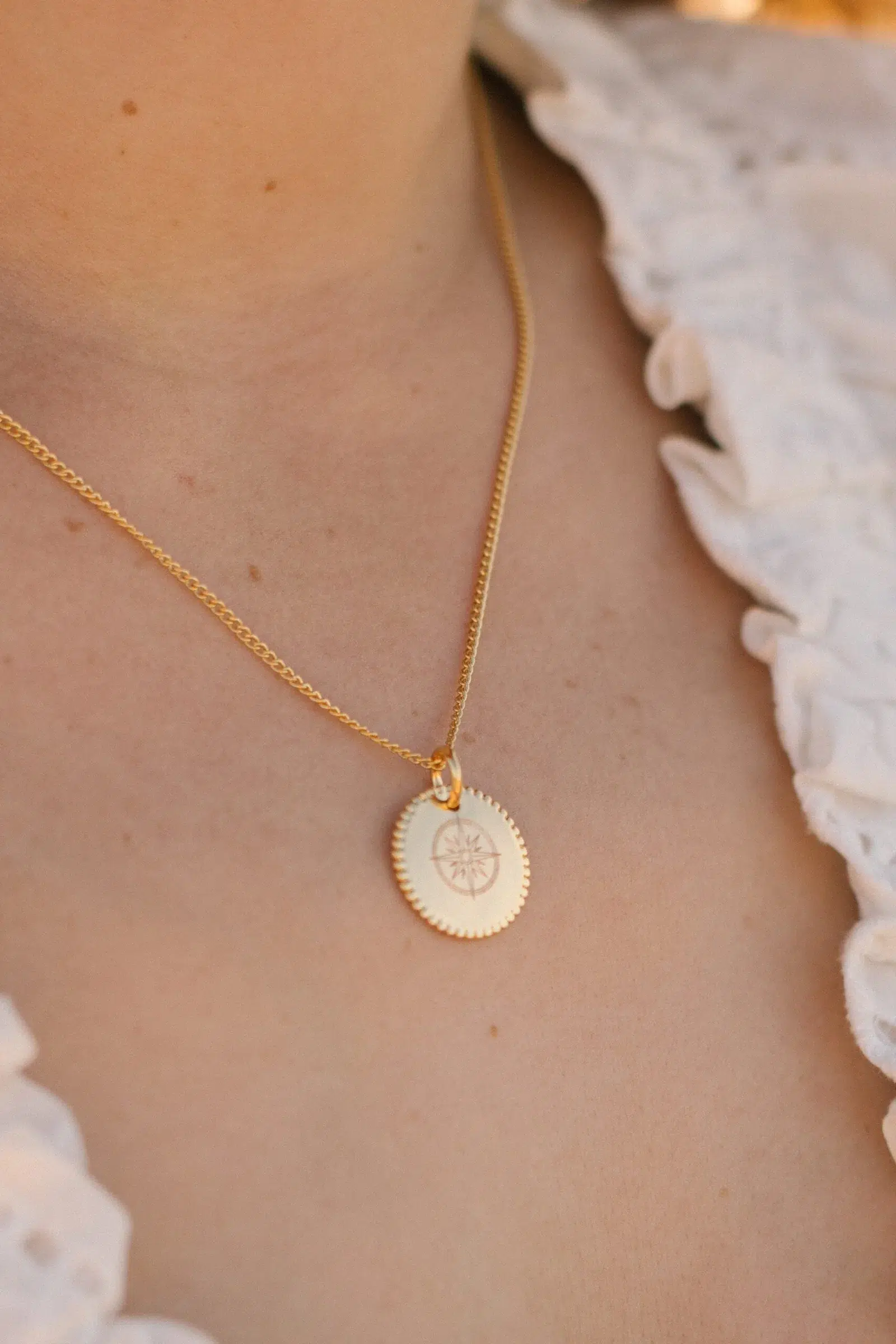 collier medaille personnalise rose des vents scaled
