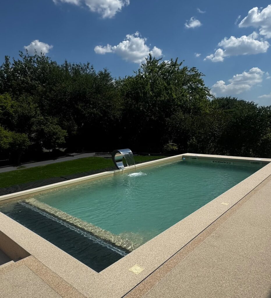 piscine resine moquette de pierre exterieur
