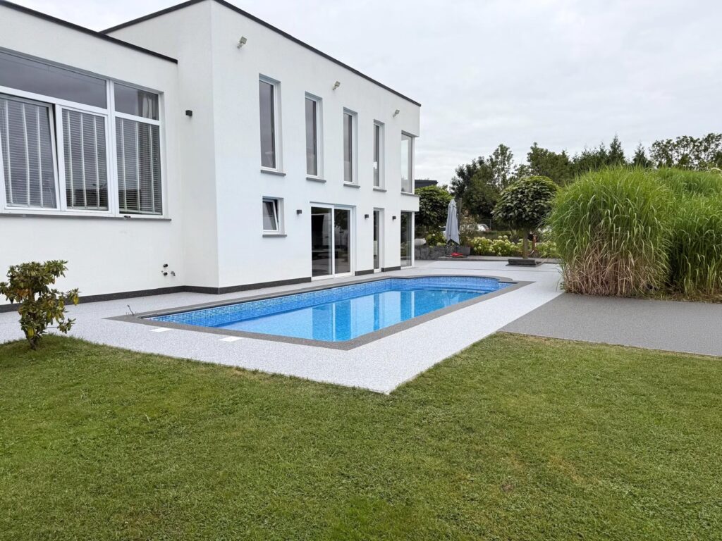 piscine resine moquette de pierre exterieur