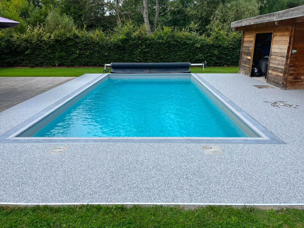 piscine resine moquette de pierre exterieur