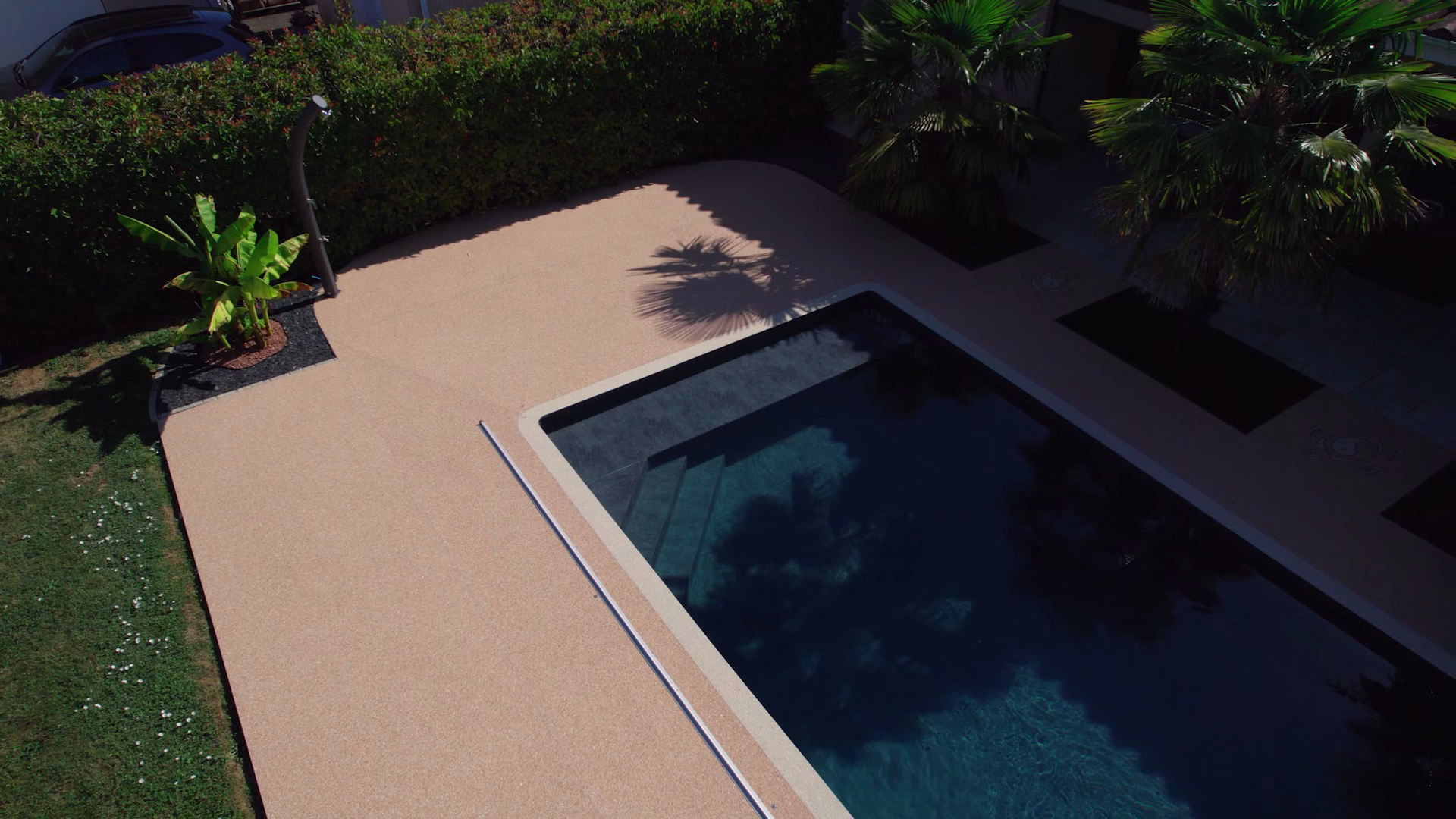 piscine resine moquette de pierre exterieur