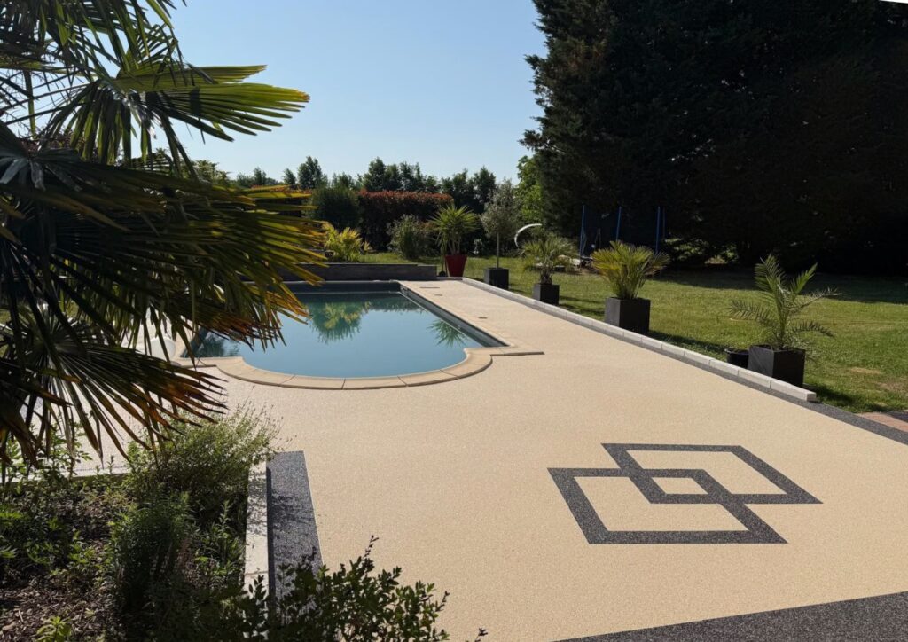 piscine resine moquette de pierre exterieur